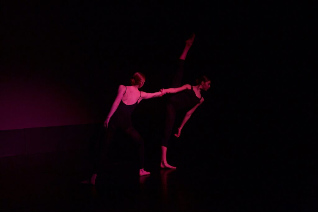 deux danseuses, sur fond tamisé.